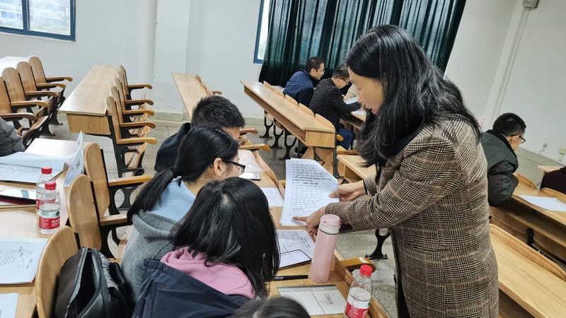 与通用型编程课程相比，定制课程更能满足不同孩子的需求。以下是一些定制课程的优势：